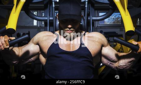 Ein Bild von einem stattlichen Bärtigen bodybuilding Mann, Brust Training Stockfoto