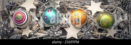 Ein Bild von einem Weihnachten Dekoration Weihnachten Banner mit farbigen Kugeln aus Glas Stockfoto
