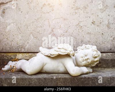 Ein Bild einer Grabstatue eines schlafenden Engels Stockfoto