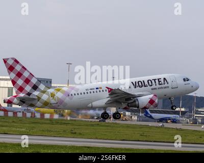 Start des Volotea Airbus in Hamburg Finkenwerder Stockfoto