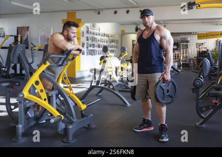 Ein Bild von zwei gutaussehenden bärtigen Bodybuilding-Männern Stockfoto