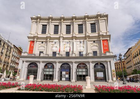 Blick aus der Nähe auf die Außenfassade des königlichen Theaters von madrid, spanien Stockfoto