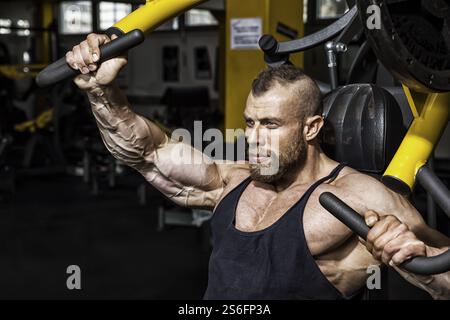 Ein Bild von einem stattlichen Bärtigen bodybuilding Mann, Brust Training Stockfoto