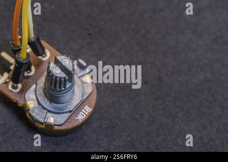Nahaufnahme eines Potentiometers mit angeschlossenen Drähten Stockfoto