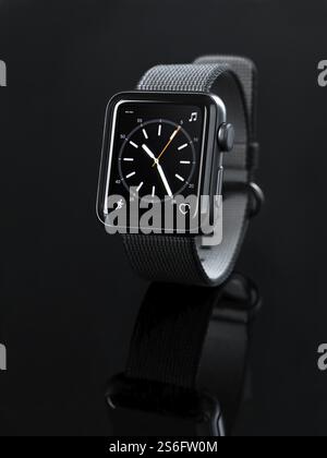 Glänzende Stahl Apple Watch Serie 2 Smartwatch mit Analoguhr Dial-on-Display auf schwarzem Hintergrund isoliert Stockfoto