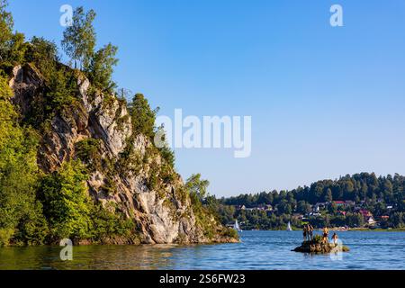 Czorsztyn, Polen - 14. August 2023: Panoramablick auf den Jezioro Czorsztynskie-See auf dem Fluss Dunajec mit den Pieniny-Bergen von Kleinpolen Stockfoto