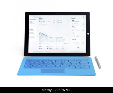 Microsoft Surface Pro 3 Tablet-Computer mit DOW Börse Chart anzeigen isolierten auf weißen Hintergrund Stockfoto