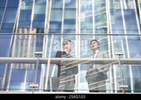 Geschäftspartner sprechen über Arbeit Stockfoto