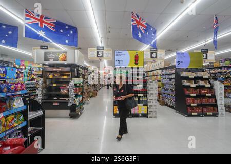 Adelaide, Australien 17. Januar 2025 . Australien Flaggen, die in einem Supermarkt in Adelaide zum Australia Day ausgestellt werden, einem Feiertag, der am 26. Januar zur Landung der British First Fleet durch Arthur Phillip bei Sydney Cove Australia Credit im Jahr 1788 gefeiert wird. Amer Ghazzal/Alamy Live News Stockfoto