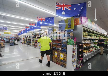 Adelaide, Australien 17. Januar 2025 . Australien Flaggen, die in einem Supermarkt in Adelaide zum Australia Day ausgestellt werden, einem Feiertag, der am 26. Januar zur Landung der British First Fleet durch Arthur Phillip bei Sydney Cove Australia Credit im Jahr 1788 gefeiert wird. Amer Ghazzal/Alamy Live News Stockfoto