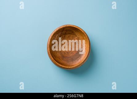Blick von oben auf eine hölzerne Snackschale auf blauem Hintergrund Stockfoto