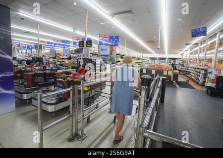 Adelaide, Australien 17. Januar 2025 . Australien Flaggen, die in einem Supermarkt in Adelaide zum Australia Day ausgestellt werden, einem Feiertag, der am 26. Januar zur Landung der British First Fleet durch Arthur Phillip bei Sydney Cove Australia Credit im Jahr 1788 gefeiert wird. Amer Ghazzal/Alamy Live News Stockfoto