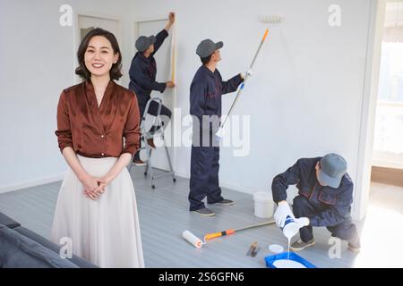 Hausmaler malen das Haus des Kunden Stockfoto