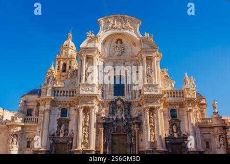 Vorderansicht der barocken Fassade der römisch-katholischen Kathedrale von Murcia in Spanien Stockfoto