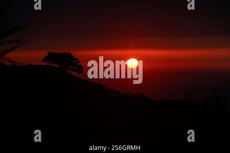 Swansea, Großbritannien. Januar 2025. Die Sonne geht an einem kalten und frostigen Morgen in Langland Bay auf der Gower Peninsula auf. Quelle: Phil Rees Sport/Alamy Live News Stockfoto