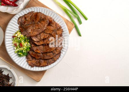 Taiwanesische geschmorte Rindfleischscheiben auf einem Teller für traditionelle und mondäne Neujahrsgerichte. Stockfoto