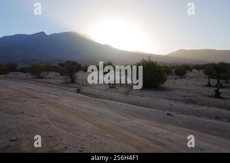 Sonnenaufgang in der Nähe der afrikanischen Stadt Tafraout in der Provinz Tiznit, Souss-Massa in Marokko, klarer blauer Himmel an 2023 kalten, sonnigen Wintertagen im Januar. Stockfoto
