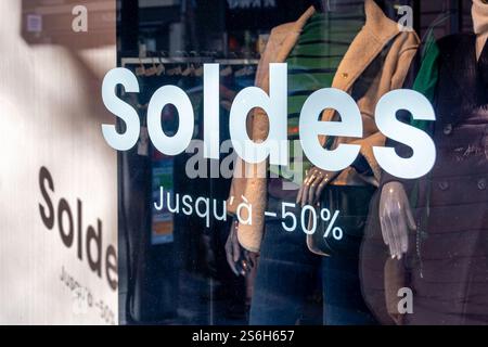 Nahaufnahme einer weißen Markierung „Sale up to -50%“ in französischer Sprache auf dem Fenster eines Bekleidungsgeschäfts in Frankreich während des Verkaufszeitraums Stockfoto