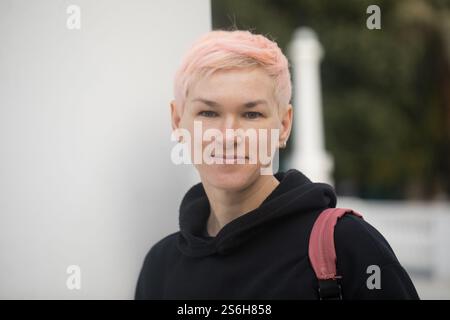Elegante reife Frau mit kurzen Haaren, die in der Stadt spaziert Stockfoto