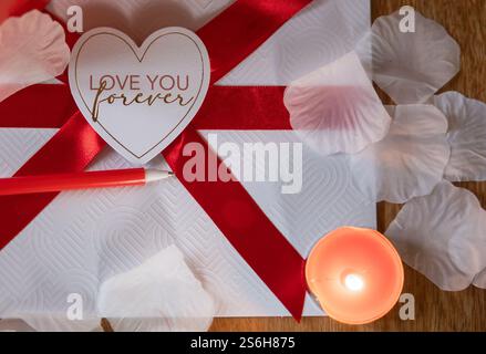 Schreibt in eine Valentinskarte Stockfoto