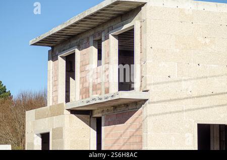 Teilweiser Blick auf ein Haus im Bau aus Stein und Ziegeln. Hintergrund des Konstruktionskonzepts Stockfoto