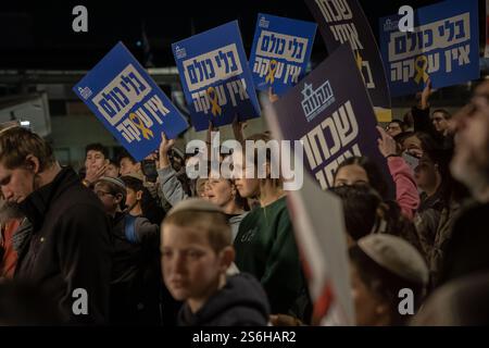 Jerusalem, Tel Aviv, Israel. Januar 2025. Israelische rechte Siedler marschieren in Jerusalem gegen ein Abkommen. (Kreditbild: © Gaby Schuetze/ZUMA Press Wire) NUR REDAKTIONELLE VERWENDUNG! Nicht für kommerzielle ZWECKE! Stockfoto