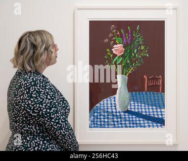 Phillips, London, Großbritannien. Januar 2025. Bei der Londoner Auktion (23-24. Januar) werden Druckwerke führender Künstler gezeigt. Zu den Höhepunkten gehören: David Hockney, 4. Februar 2021, Blumen in einer weißen Vase mit Stuhl. IPad Zeichnung in Farben, gedruckt auf Webpapier, Schätzung: £25.000-35.000. Quelle: Malcolm Park/Alamy Live News Stockfoto
