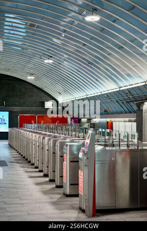 Madrid. Spanien - 17. Januar 2025: Moderne U-Bahn-Station mit automatischen Toren Stockfoto