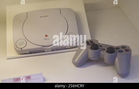 Breslau, Polen. März 2024. Sony PS One PlayStation mit Konsolen-Pad, die in der Museumsausstellung zu sehen sind. (Kreditbild: © Damian Klamka/ZUMA Press Wire) NUR REDAKTIONELLE VERWENDUNG! Nicht für kommerzielle ZWECKE! Stockfoto