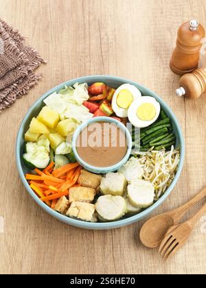 Gado Gado, traditioneller indonesischer Gemüsesalat mit Erdnusssauce, Reiskuchen, Tofu und Ei Stockfoto