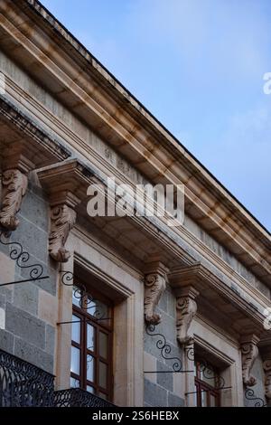 Prunkvolle Fassaden der Gebäude von Oaxacaâ bei fast Nacht. Stockfoto