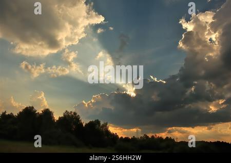 Goldene Rochen Durchdringen Dramatische Wolken Stockfoto