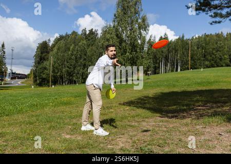 Porträt eines jungen Erwachsenen, der Discgolf spielt Stockfoto