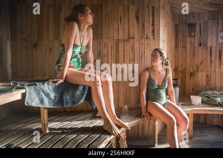 Zwei Frauen In Der Sauna Erzählen Geschichten Und Entspannen In Dänemark Stockfoto