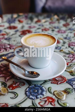 Morgenkaffee auf buntem Tisch Stockfoto