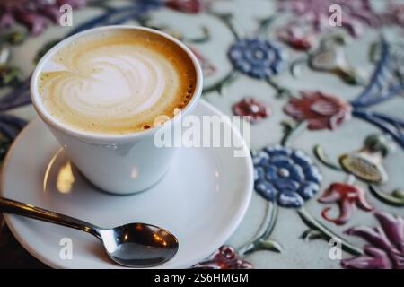 Morgenkaffee auf buntem Tisch Stockfoto