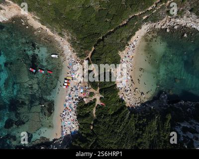 Porto Timoni Strand auf Korfu, ein Doppelstrand und kristallklares Wasser auf Korfu Insel, Griechenland Stockfoto