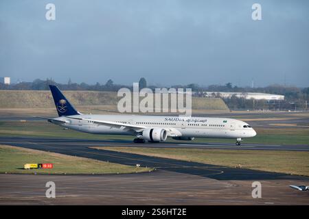 Saudi Arabian Airlines Boeing 787-10 Dreamliner landet am Flughafen Birmingham, Großbritannien (HZ-AR28) Stockfoto