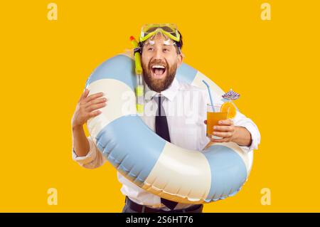 Geschäftsmann in Schwimmmaske und aufblasbarem Ring Lächeln auf orangefarbenem Hintergrund Stockfoto