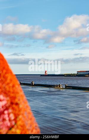 Herd Groyne Lighthouse am Horizont und Netze Fischkai union Quay Tynemouth Nordschilde Stockfoto