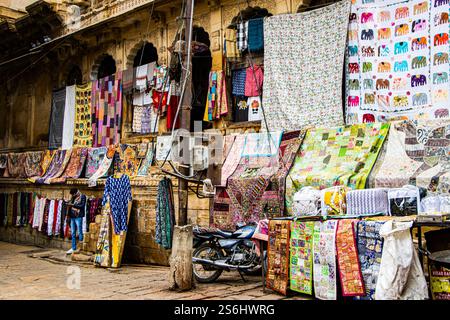 Textilgeschäfte im Jaisalmer Fort, auch bekannt als Sonar Quila oder Golden Fort. Es ist eine der größten vollständig erhaltenen befestigten Städte. Rajasthan, Indien. Stockfoto