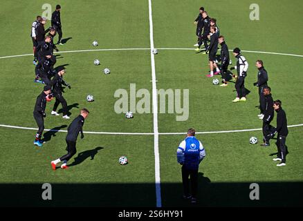 Trainer Roar Hansen (blau) während des Trainings Åtvidabergs FF in der Arena Kopparvallen, Åtvidaberg, Schweden. Stockfoto