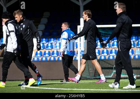 Trainer Roar Hansen (blau) während des Trainings Åtvidabergs FF in der Arena Kopparvallen, Åtvidaberg, Schweden. Stockfoto
