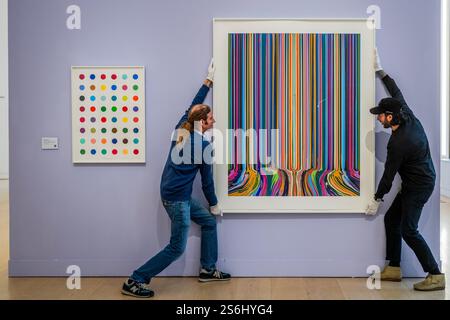 London, Großbritannien. Januar 2025. Hirst, Untitled, from Re-Object/Mythos, 2007, EST 7000-9000 £ mit Davenport Centre, 2022, Schätzung 12.000 £ - 18.000 – Phillips, London, zeigt eine Vorschau auf die Auktionen der Highlights of the Evening & Day Editions, die vom 23. Bis 24. Januar 2025 stattfinden. Guy Bell/Alamy Live News Stockfoto