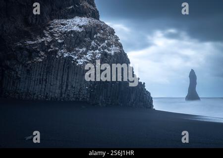 Blick auf die basaltischen Säulen und Reynisdrangar​ am Strand von Reynisfjara. Vík í Mýrdal, Südisland, Island, Nordeuropa. Stockfoto