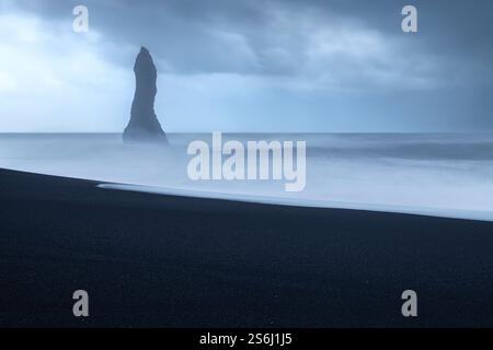 Blick auf die basaltischen Säulen und Reynisdrangar​ am Strand von Reynisfjara. Vík í Mýrdal, Südisland, Island, Nordeuropa. Stockfoto