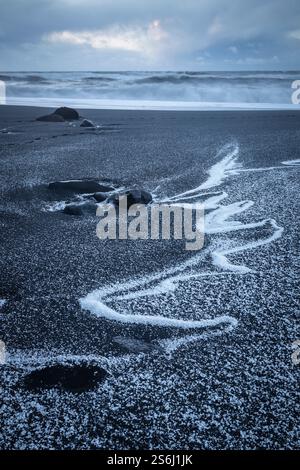 Blick auf die basaltischen Säulen und Reynisdrangar​ am Strand von Reynisfjara. Vík í Mýrdal, Südisland, Island, Nordeuropa. Stockfoto
