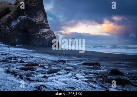 Blick auf die basaltischen Säulen und Reynisdrangar​ am Strand von Reynisfjara. Vík í Mýrdal, Südisland, Island, Nordeuropa. Stockfoto