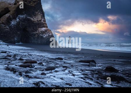 Blick auf die basaltischen Säulen und Reynisdrangar​ am Strand von Reynisfjara. Vík í Mýrdal, Südisland, Island, Nordeuropa. Stockfoto