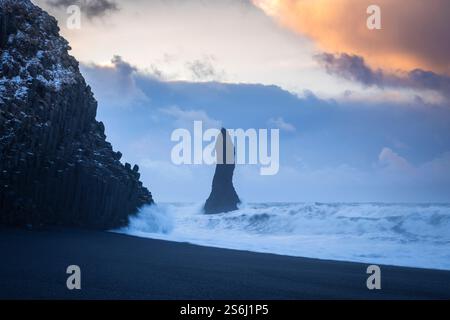 Blick auf die basaltischen Säulen und Reynisdrangar​ am Strand von Reynisfjara. Vík í Mýrdal, Südisland, Island, Nordeuropa. Stockfoto